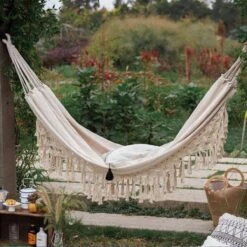 QUVIO Hangmat Voor In De Tuin - Tuinstoelen - Reishangmat Voor Camping, Outdoor En Reizen - Hamock - Katoen Ademend - Maximale Belasting Van 250KG - Lig Oppervlak Van 180 Cm - Geschikt Voor 1 Persoon - Beige -Tuinmeubel Winkel 1200x1200 1302