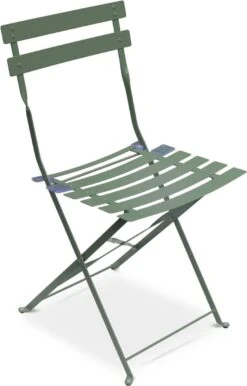 EMILIA Bistroset - 2 Inklapbare Stoelen En Een Ronde Tafel Van Gepoedercoat Staal Met Matte Afwerking – Groengrijs -Tuinmeubel Winkel 768x1200